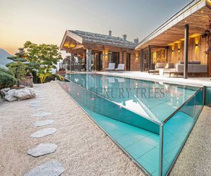 gartengestaltung-mit-pool-swimming-pool-luxus-swimming-pool-moderner-exklusiver-pool-glaspool-glaspool-mit-hubboden-luxus-pools-1